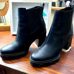 Sorel black size 8 boots